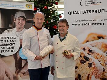 Brot- und Stollenprüfer Manfred Stiefel (links) mit Innungsobermeister Heribert Hedrich: Sieben Betriebe aus der Bäckerinnung Bad Kissingen/Bad Neustadt legten ihre Stollen zur Prüfung vor. Alle erreichten zumindest ein "Gut", die meisten sogar "Sehr Gut". Foto: Peter Rauch