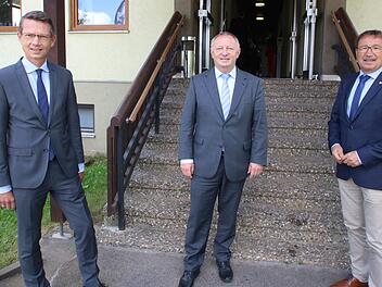 Verbandsvorsitzender des Regionalen Planungsverbandes Main-Rhön bleibt der  Bad Kissinger Landrat Thomas Bold (Mitte). Wiedergewählt wurden auch der  Stadtlauringer Bürgermeister Friedel Heckenlauer (rechts) als erster und  der Schweinfurter Oberbürgermeister Sebastian Remelé (links) als zweiter  Stellvertreter. Foto: Dieter Britz
