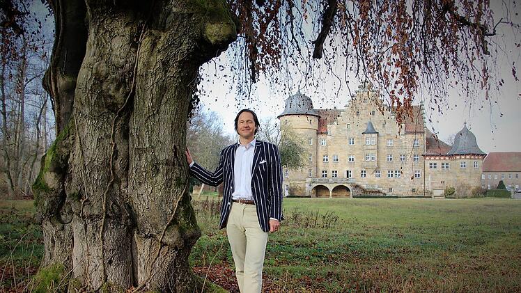 Hermann von Rotenhan an der alten Hängebuche im Schlosspark. Rund um den mächtigen Baum haben seine Geschwister und er viele Abenteuer erlebt. Diana Fuchs