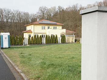 Am Ende der Valentin-Becker-Straße soll ein Zweifamilienhaus entstehen. Die Bad Brückenauer Verwaltung war dagegen, eine große Mehrheit des Stadtrates dafür. Foto: Steffen Standke