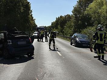 Frontalkollision auf Staatsstraße: Opelfahrerin kommt in Gegenverkehr ab - Zwei Frauen schwerverletzt