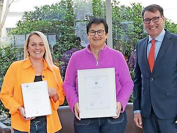 Feiern am Standort Bad Br&uuml;ckenau 25-j&auml;hriges bzw. 40-j&auml;hriges Dienstjubil&auml;um (v.l.): Nicole J&auml;ger (Arzthelferin im Labor, mit Ehrenurkunde der IHK W&uuml;rzburg-Schweinfurt) und Pflegedienstmitarbeiterin Sonja R&ouml;mmelt (mit Dank-Urkunde des Landkreises ...