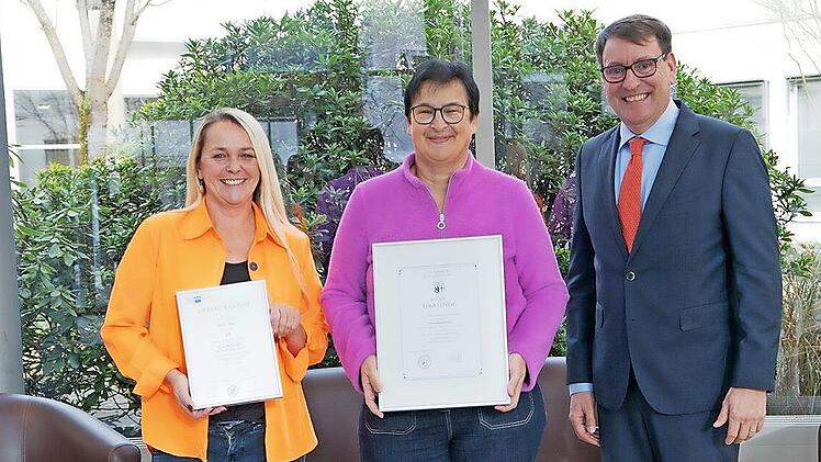 Feiern am Standort Bad Br&uuml;ckenau 25-j&auml;hriges bzw. 40-j&auml;hriges Dienstjubil&auml;um (v.l.): Nicole J&auml;ger (Arzthelferin im Labor, mit Ehrenurkunde der IHK W&uuml;rzburg-Schweinfurt) und Pflegedienstmitarbeiterin Sonja R&ouml;mmelt (mit Dank-Urkunde des Landkreises ...