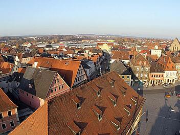 Wer über den Dächern der Stadt schwebt, kann sehen, dass es zwischen dem Rathaus vorne in der Mitte und dem neuen Fachmarktzentrum gar nicht so weit ist. Hinter den historischen Gebäuden ist das graue Dach mit dem roten Schriftzug des Mediamarkts gut zu erkennen. Fotos: Tim Birkner