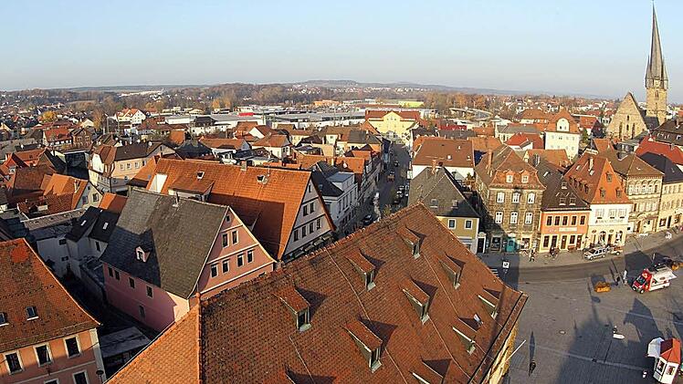 Wer über den Dächern der Stadt schwebt, kann sehen, dass es zwischen dem Rathaus vorne in der Mitte und dem neuen Fachmarktzentrum gar nicht so weit ist. Hinter den historischen Gebäuden ist das graue Dach mit dem roten Schriftzug des Mediamarkts gut zu erkennen. Fotos: Tim Birkner