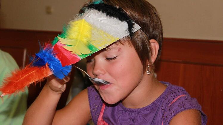 Sobald die Schnäbel fertig waren wollte sie keiner mehr so richtig ablegen. Dabei stellte Ruth auch fest "mit Schnabel essen und trinken ist gar nicht so einfach"