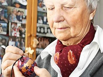 Ostereier kennt jeder, doch die sorgfältig von Hand bemalten Weihnachtseier von Lotte Brach sind etwas Besonderes. Inzwischen sind die Unikate schon begehrte Sammlerstücke. Foto: Dagmar Besand