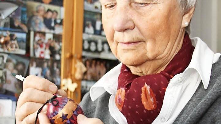Ostereier kennt jeder, doch die sorgfältig von Hand bemalten Weihnachtseier von Lotte Brach sind etwas Besonderes. Inzwischen sind die Unikate schon begehrte Sammlerstücke. Foto: Dagmar Besand