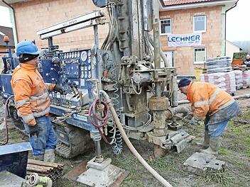 Ein privater Hausbesitzer lässt sich in Trabelsdorf eine Wärmepumpenanlage einrichten. Voraussetzung dafür ist eine Bohrung im Garten, von der später nichts mehr zu sehen sein wird. Foto: Barbara Herbst