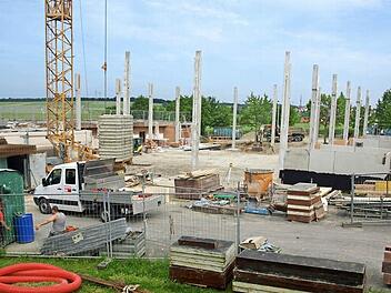 Reger Betrieb herrscht derzeit auf der Großbaustelle Wilhelm-Hegler-Halle. Foto: Stefan Geiger