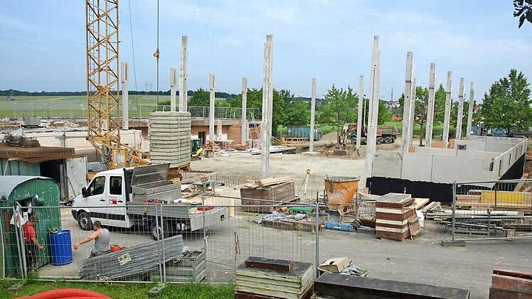 Reger Betrieb herrscht derzeit auf der Großbaustelle Wilhelm-Hegler-Halle. Foto: Stefan Geiger