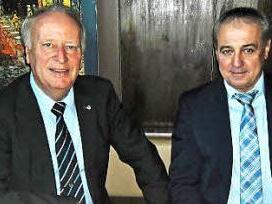 "Barrierefreiheit, die Senioren und Menschen mit Behinderung zugute kommt, fängt in den Köpfen an", erklärte Kreisvorsitzender Heinz Wittmann (links) bei der VdK-Adventsfeier. Bürgermeister Robert Hümmer (rechts) zufolge befindet sich die Gemeinde Altenkunstadt diesbezüglich auf einem guten Weg.  Foto: Bernd Kleinert