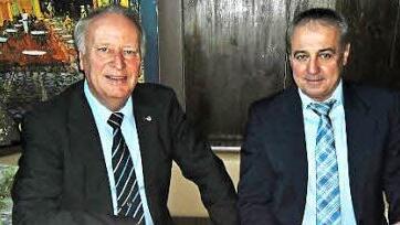 "Barrierefreiheit, die Senioren und Menschen mit Behinderung zugute kommt, fängt in den Köpfen an", erklärte Kreisvorsitzender Heinz Wittmann (links) bei der VdK-Adventsfeier. Bürgermeister Robert Hümmer (rechts) zufolge befindet sich die Gemeinde Altenkunstadt diesbezüglich auf einem guten Weg.  Foto: Bernd Kleinert