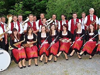 Der Musikverein Größau-Posseck lädt zum Konzert auf der Seebühne am Landesgartenschaupark in Kronach ein. Auf dem Bild sind auch die drei Sängerinnen (vorne, sitzend) zu sehen: Sarah Brückner (Dritte von links), Maria Welscher (Zweite von rechts) und Eva Hempfling (Dritte von rechts).  Foto: K.- H. Hofmann