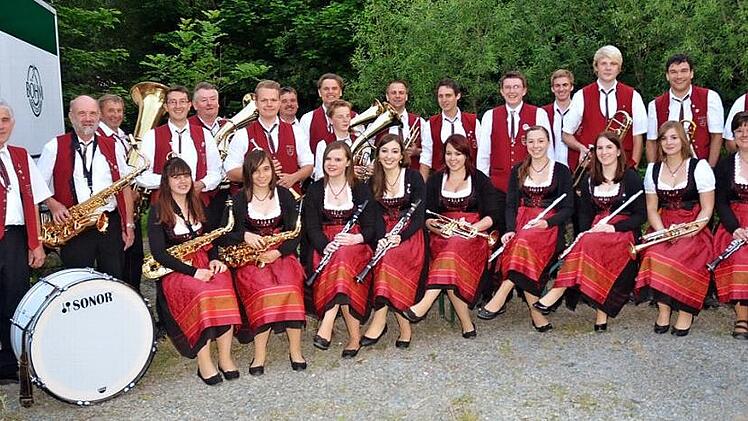 Der Musikverein Größau-Posseck lädt zum Konzert auf der Seebühne am Landesgartenschaupark in Kronach ein. Auf dem Bild sind auch die drei Sängerinnen (vorne, sitzend) zu sehen: Sarah Brückner (Dritte von links), Maria Welscher (Zweite von rechts) und Eva Hempfling (Dritte von rechts).  Foto: K.- H. Hofmann