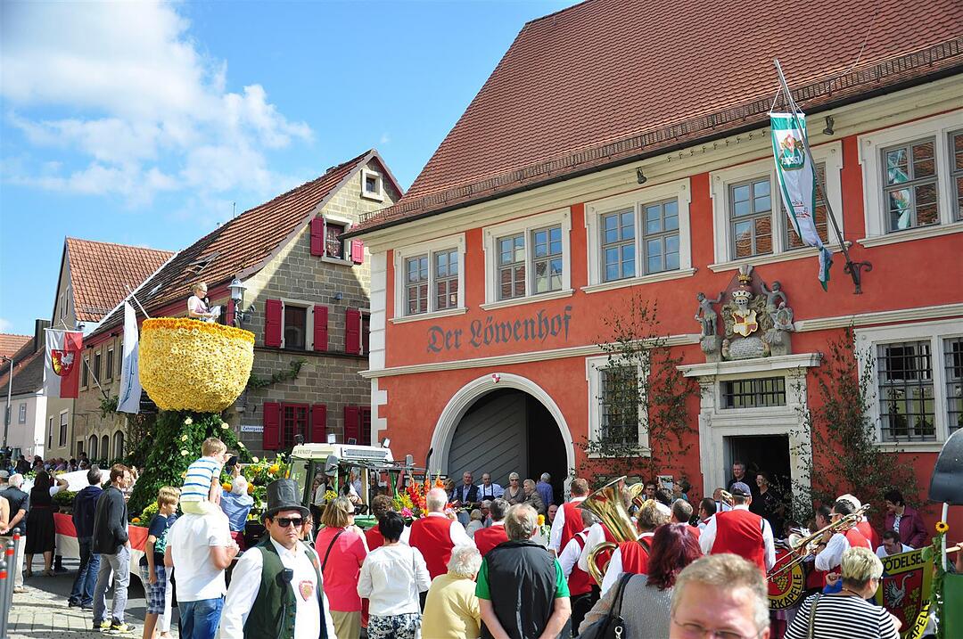 Kirchweih: einmal um die Welt