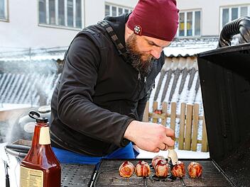 Oliver Kopp glasiert die  Armadillo Eggs. Foto: Matthias Hoch