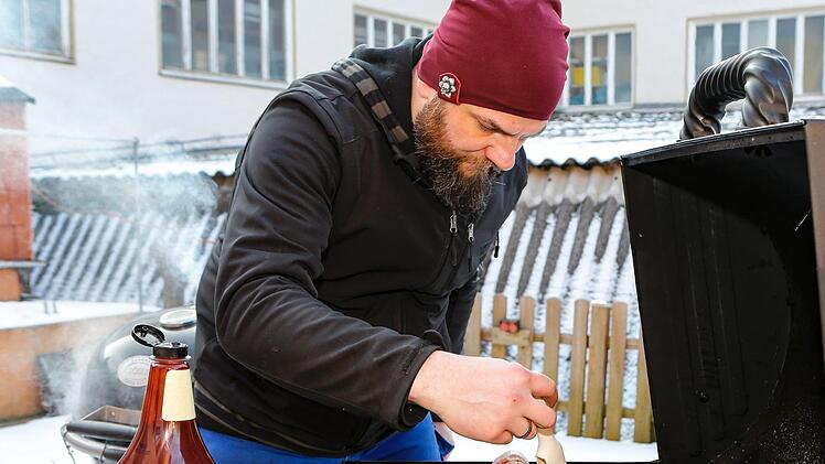 Oliver Kopp glasiert die  Armadillo Eggs. Foto: Matthias Hoch