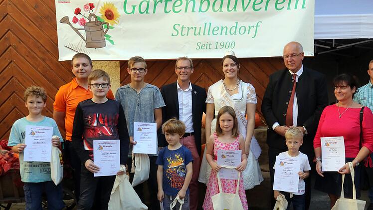 Spargelprinzessin Christina Haas und die beiden Bürgermeister Wolfgang Desel und Klaus Homann freuten sich mit den Platzierten beim Kürbuswettbewerb.