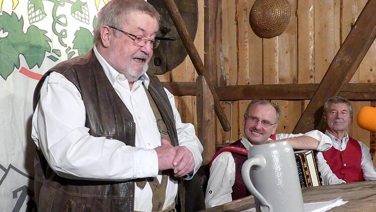 Jürgen Peter beleuchtete die große Politik, rechts die Musiker Günther und Theo. Foto: Dieter Hübner