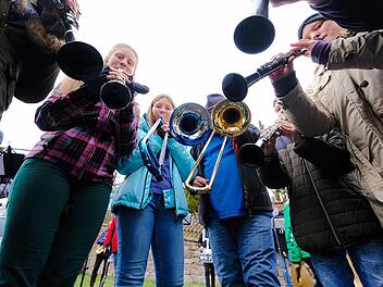 Auch die jungen Musikerinnen und Musiker pflegen bereits die Tradition des Silvesterblasens in Untererthal.Gerd Schaar