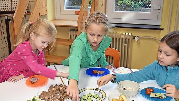 "Das schmeckt lecker", fanden Greta, Sophie und Eva aus der zweiten Klasse.  Fotos: Uschi Prawitz