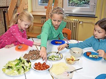 "Das schmeckt lecker", fanden Greta, Sophie und Eva aus der zweiten Klasse.  Fotos: Uschi Prawitz