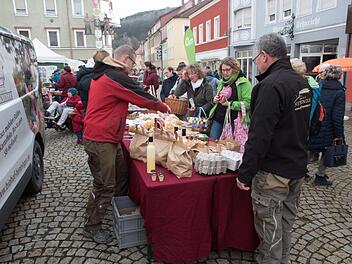 Ein  Regional-Markt fand am Samstag auf dem Marktplatz von Bad Br&uuml;ckenau statt. Foto: Ingo Queck