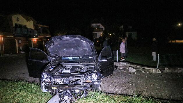 Fahranf&auml;nger verliert Kontrolle und rast quer durch Garten