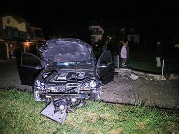 Fahranf&auml;nger verliert Kontrolle und rast quer durch Garten