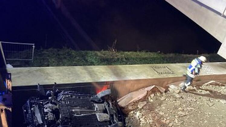 Auto stürzt von Brücke