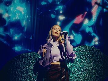 Die S&auml;ngerin LEA ist in diesem Jahr zu Gast beim "3satFestival 2025". Sie pr&auml;sentiert Indie-Elektro-Pop.