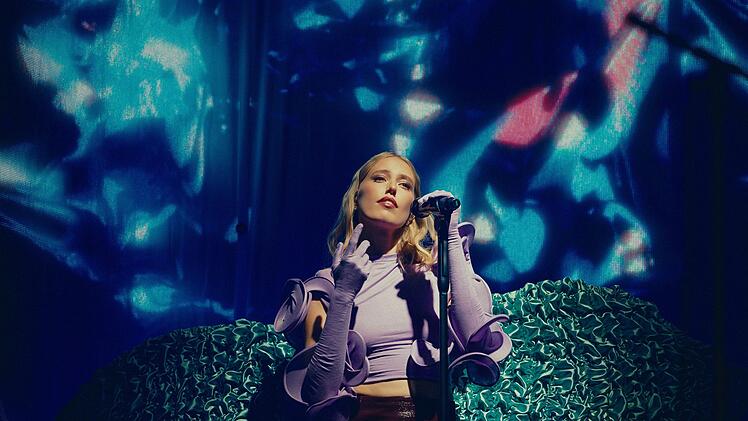 Die S&auml;ngerin LEA ist in diesem Jahr zu Gast beim "3satFestival 2025". Sie pr&auml;sentiert Indie-Elektro-Pop.