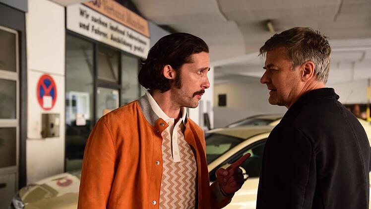 Harald Neuhauser (Marcus Mittermeier, rechts) hat den Taxi-Kollegen Daniel Safaric (Nicola Mastroberardino) im Visier.