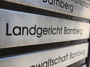 Vor dem Bamberger Landgericht streiten sich die Stechert-Gruppe und die Gemeinde Strullendorf darum, wer die mobile Sitzplatztribüne für die Hauptsmoorhalle bestellt hat. Foto: Barbara Herbst