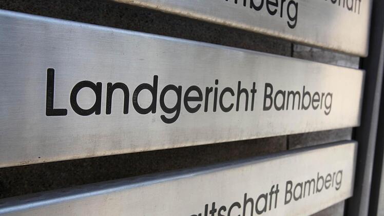 Vor dem Bamberger Landgericht streiten sich die Stechert-Gruppe und die Gemeinde Strullendorf darum, wer die mobile Sitzplatztribüne für die Hauptsmoorhalle bestellt hat. Foto: Barbara Herbst