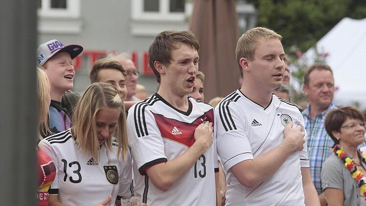 Hymne mitsingen? Ehrensache - und die Jungs sind textsicher!