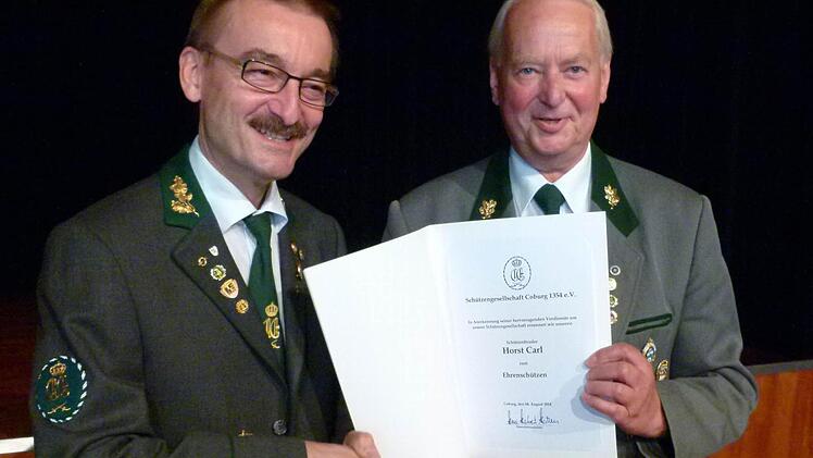 Ehrenschütze darf sich künftig Horst Carl (rechts) nennen. Oberschützenmeister Hans-Herbert-Hartan (links) zeichnete ihn in gestern aus.