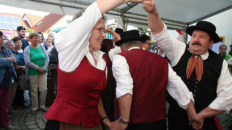 Der Volkstanzkreis Steigerwald kam mit seinen fränkischen Tänzen gut an.