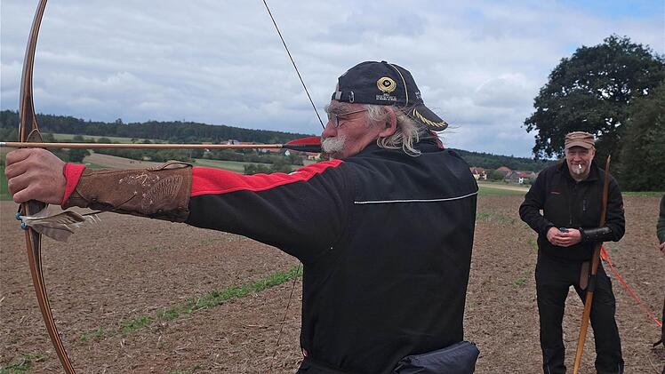 Schütze Harald Siebrecht aus Kassel ist begeistert vom Bogenturnier bei den Almrausch-Schützen.  Fotos: Gerd Schaar