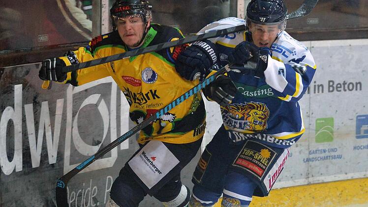 Alligators-Verteidiger André Lenk (links) lieferte sich ein hitziges Duell mit den Waldkraiburger Stürmern um Richard Hipetinger und sorgte 42 Sekunden vor Schluss noch für den 3:3-Ausgleich. Foto: Picturedreams