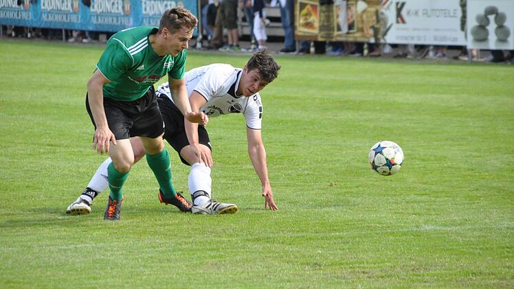 Kay-Oliver Müller (rechts) verliert im Zweikampf gegen Patrick Schütz den Ball. Foto: Herbert Kalb