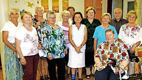 Der S&auml;ngerkranz dr&uuml;ckt seine Wertsch&auml;tzung aus und gratuliert sein Ehrenmitglied Resi Halbhuber (vorne) zum 80. Geburtstag.  Foto: Erich Lutter