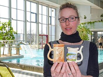 Stine Michel zeigt, wie Krüglein aussehen könnten, aus denen künftig Kurgäste in Bad Rodach auch Heilwasser aus den Brunnen trinken können, statt nur darin zu baden. Foto: Rainer Lutz