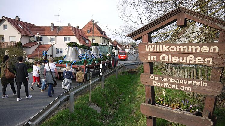 In Gleußen standen viele Menschen an der Straße, um die Ankunft der neuen Glocken für die evangelische Kirchengemeinde  live mitzuerleben. Nach Pfingsten wird das neue Geläut erstmals zu hören sein.Berthold Köhler