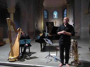 Andreas Martin Hofmeir erklärt die Oper aus der Sicht eines Tubisten - und Andreas Mildner hinter seiner Harfe feixt sich einen. Foto: Gerhild Ahnert