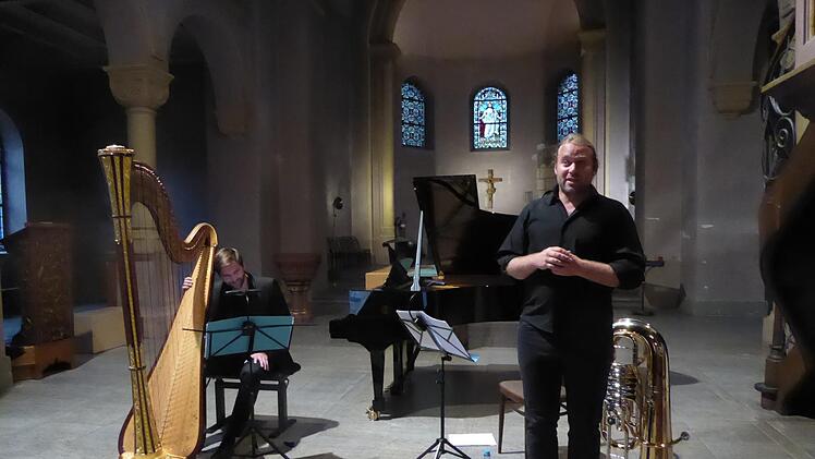 Andreas Martin Hofmeir erklärt die Oper aus der Sicht eines Tubisten - und Andreas Mildner hinter seiner Harfe feixt sich einen. Foto: Gerhild Ahnert