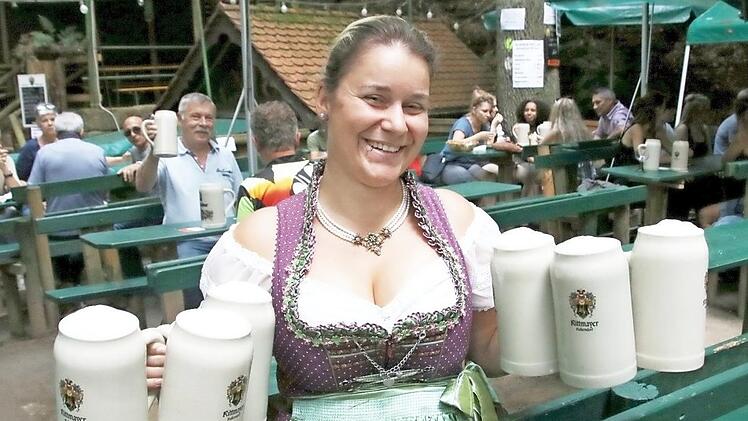 Auf dem Annafest gibt's Maßen, die Steffi charmant serviert.  Foto: J.Hofbauer