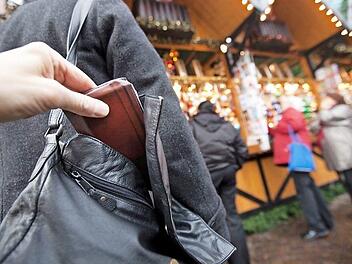 Im Gedränge bei Weihnachtsmärkten haben Diebe leichtes Spiel. Daher sollte man Hand- oder Umhängetaschen stets mit dem Verschluss zum Körper tragen und Vorsicht walten lassen. Symbolbild: Frank Rumpenhorst/dpa