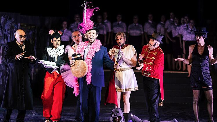 "Neues vom Tage": Szene aus der Coburger Erstaufführung von Paul Hindemiths Oper am Landestheater.Foto: Sebastian Buff